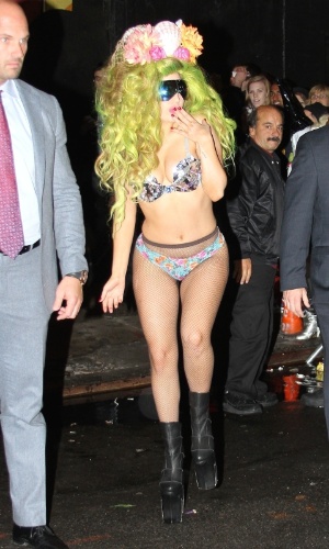30.mar.2014 - De sutiã brilhante e calcinha florida, Lady Gaga anda por Nova York sem se importar com o frio. A cantora completou o visual com meia arrastão, sapato plataforma preto, cabelos verdes e uma tiara inspirada no fundo do mar