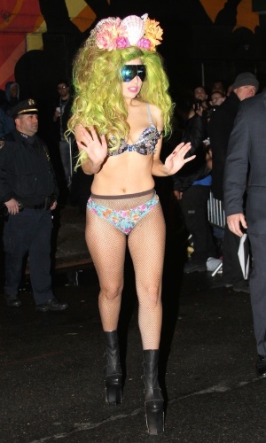 30.mar.2014 - De sutiã brilhante e calcinha florida, Lady Gaga anda por Nova York sem se importar com o frio. A cantora está na cidade para realizar uma série de apresentações