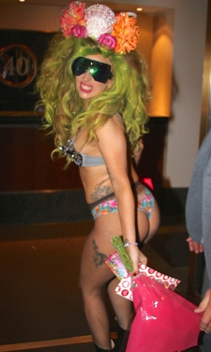 30.mar.2014 - De sutiã brilhante e calcinha florida, Lady Gaga anda por Nova York sem se importar com o frio. Recentemente, a cantora ganhou uma exposição em um hotel da cidade, que colocou em exibição os figurinos usados por ela no clipe de "G.U.Y." 