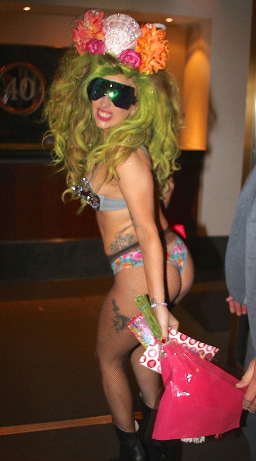 30.mar.2014 - De sutiã brilhante e calcinha florida, Lady Gaga anda por Nova York sem se importar com o frio. Recentemente, a cantora ganhou uma exposição em um hotel da cidade, que colocou em exibição os figurinos usados por ela no clipe de 