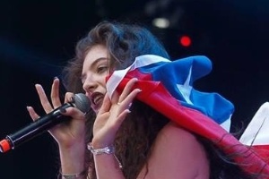 30.mar.2014 - Lorde se enrolou na bandeira chilena e sorriu para oito mil pessoas que cantaram as músicas do disco "Pure Heroine" no Lollapalooza Chile 2014 - Marcelo Hernandez/Getty Images/Lotus Producciones/Divulgação