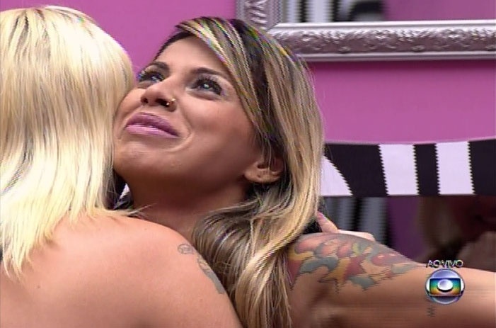 30.mar.2014 - Vanessa não acredita que ficou na casa do "Big Brother Brasil" e chora no ombro de Clara