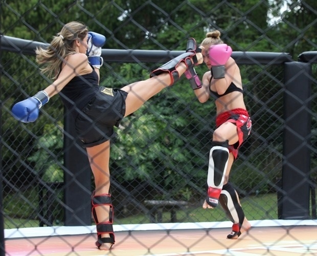 31.mar.2014 - Angélica e Grazi Massafera brincaram de lutar muay thai para gravação do programa "Estrelas"