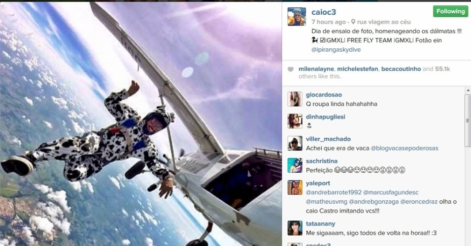31.mar.2014 - Caio Castro salta de paraquedas fantasiado de Dálmata
