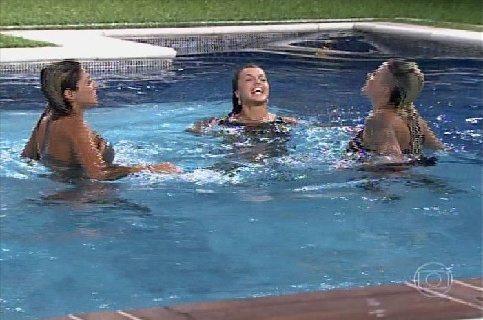 31.mar.2014 - Após a saída de Marcelo, as três finalistas pularam na piscina para comemorar a conquista na madrugada desta segunda-feira