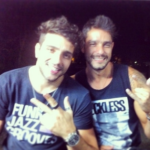 01.abr.2014 - Diego posta foto com Junior: "Lugar da onde não deveriamos ter saido!!! Ahhahahha #segueofluxo #segueavida #finalbbb"