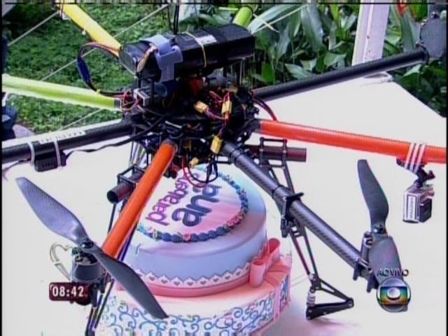 1.abr.2014 - A apresentadora ganhou um bolo que chegou com um drone ao Projac