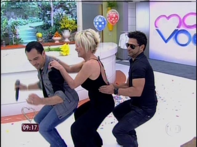 1.abr.2014 - Ana Maria Braga, Zezé di Camargo e Luciano dançam "Conga, La Conga", de Gretchen