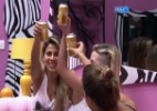 Vanessa brinda com Clara e Angela pelos seus 28 anos - Reprodução/TV Globo