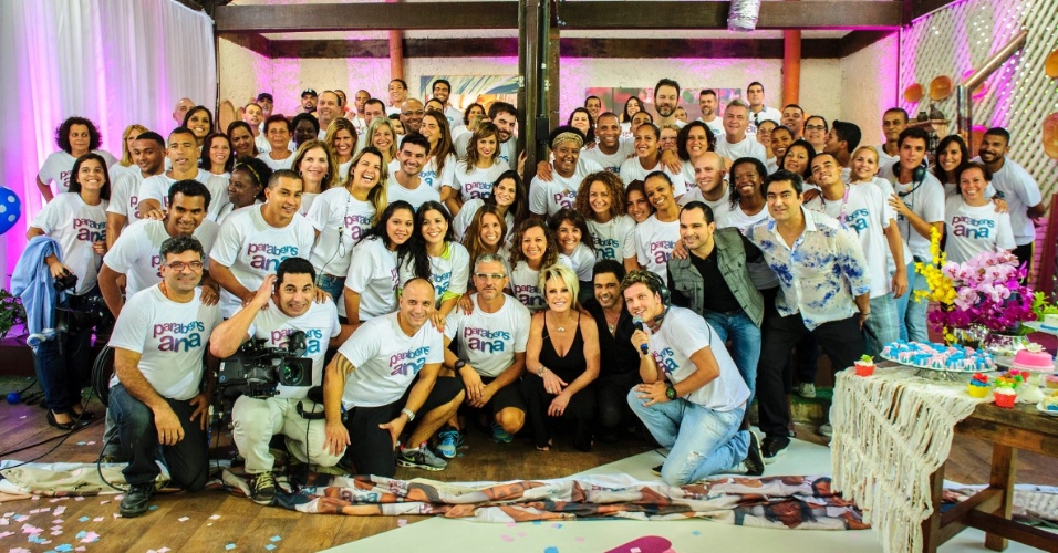 1.abr.2014 - Ao som do batugue Digital, a equipe de Ana Maria Braga cantou parabéns para a apresentadora