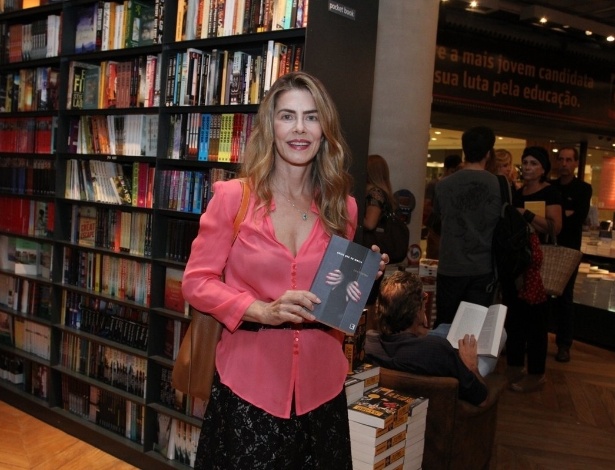 1.abr.2014 - Maitê Proença marca presença no lançamento do livro "Antes Que Eu Morra", do jornalista Luis Erlanger