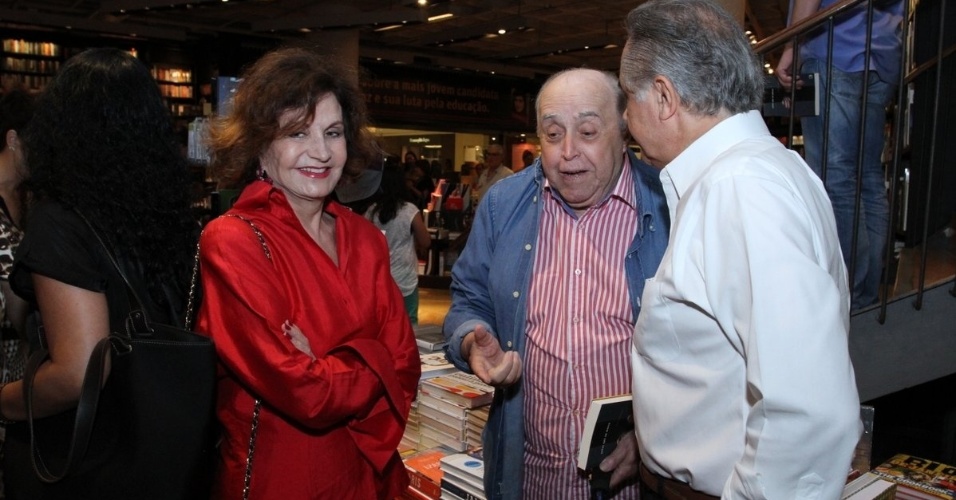 1.abr.2014 - Rosamaria Murtinho e Mauro Mendonça marcam presença no lançamento do livro "Antes Que Eu Morra", do jornalista Luis Erlanger
