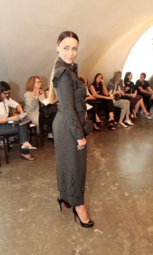 1.abr.2014 - Totalmente de preto, Suzana Pires confere o segundo dia de desfiles do São Paulo Fashion Week