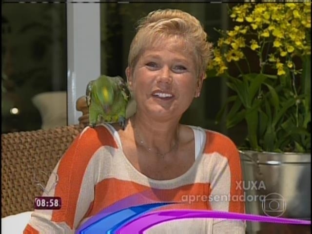 1.abr.2014 - Com seu papagaio Juca no ombro, Xuxa mandou uma mensagem de feliz aniversário para Ana Maria Braga