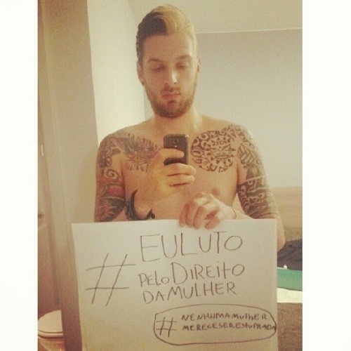 1º.abril.2014 - Cássio entrou na campanha em favor da mulher ao postar uma foto no Instagram. Sem camisa, o gaúcho segurou um cartaz com a mensagem: "Eu luto pelo direito da mulher. Nenhuma Mulher Merece Ser Estuprada"