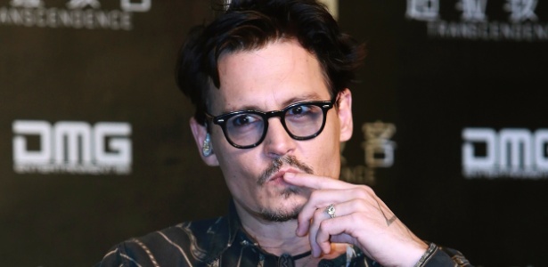 Johnny Depp exibe anel de noivado durante evento para promover o filme "Transcendence" em Pequim, na China