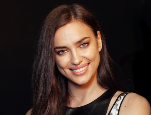 A top russa Irina Shayk posa no camarim do SPFW antes de desfilar para a Triton (1º/04/2014) - Patricia Araújo/UOL