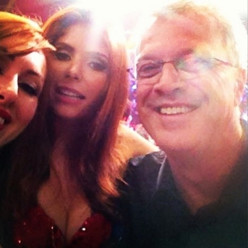 01.abr.2014 - Após o programa, Amanda faz selfie com Bial e Aline