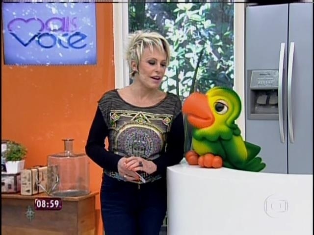 02.abr.2014 - Ana Maria Braga recebe Angela, Clara e Marcelo no programa "Mais Você"