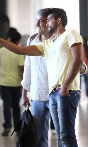 2.abr.2013 - Alexandre Borges foi tietado por um fã em um aeroporto do Rio. O ator, que interpreta Thomaz em "Além do Horizonte", fez foto selfie com o fã