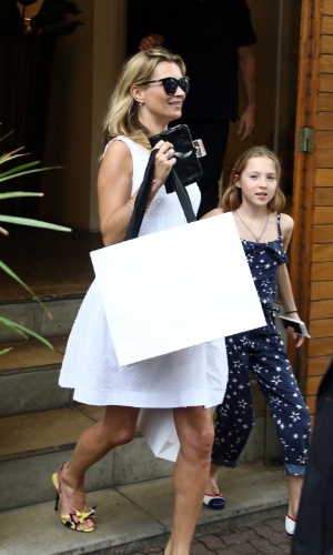 2.abr.2014 - Após almoçar no hotel Copacabana Palace, Kate Moss visitou lojas no bairro de Ipanema, zona sul do Rio. A modelo estava acompanhada da filha, Lila
