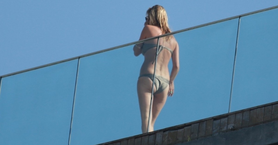 2.abr.2014 - De biquíni, Kate Moss aparece na sacada do hotel Fasano, no Rio de Janeiro. A top está no Brasil o baile de gala da amfAR, que acontece no dia 4