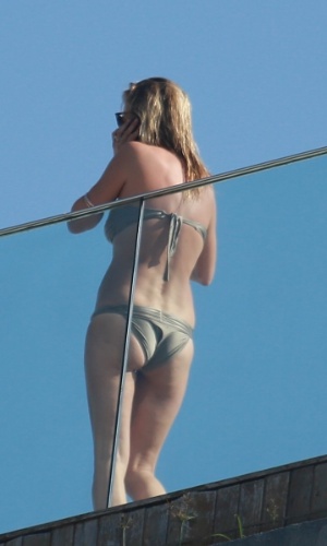 2.abr.2014 - De biquíni, Kate Moss aparece na sacada do hotel Fasano, no Rio de Janeiro. A top está no Brasil o baile de gala da amfAR, que acontece no dia 4