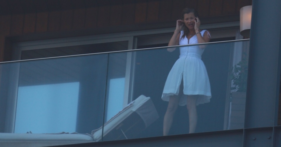 2.abr.2014 - De vestido branco, Kate Moss aparece na sacada do hotel Fasano, no Rio de Janeiro. A top está no Brasil o baile de gala da amfAR, que acontece no dia 4