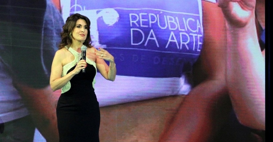2.abr.2014 - Fátima Bernardes contou as novidades do "Encontros" durante a "vem_aí", festa de lançamento da nova programação da Globo