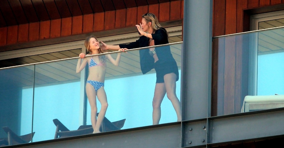 2.abr.2014 - Kate Moss ajeita o cabelo da filha Lila Grace na sacada do hotel Fasano, no Rio de Janeiro. A top está no Brasil o baile de gala da amfAR, que acontece no dia 4