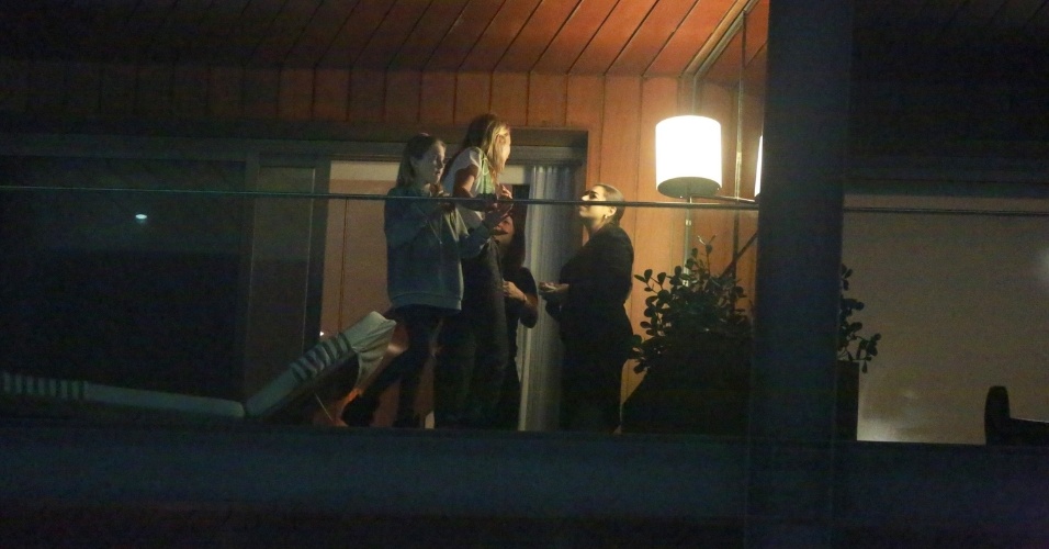 2.abr.2014 - Kate Moss aparece na sacada do hotel Fasano, no Rio de Janeiro, com a filha Lila Grace. A top está no Brasil o baile de gala da amfAR, que acontece no dia 4