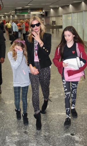 2.abr.2014 - Kate Moss desembarca no Aeroporto Internacional Tom Jobim, no Rio Janeiro, com a filha Lila Grace (à esquerda). Ela está no Brasil para o baile de gala da amfAR, que acontece no dia 4