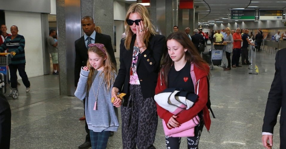2.abr.2014 - Kate Moss desembarca no Aeroporto Internacional Tom Jobim, no Rio Janeiro, com a filha Lila Grace (à esquerda). Ela está no Brasil para o baile de gala da amfAR, que acontece no dia 4