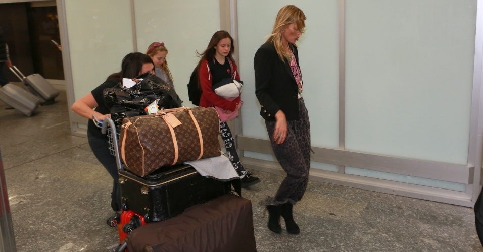 2.abr.2014 - Kate Moss desembarca no Aeroporto Internacional Tom Jobim, no Rio Janeiro. Ela está no Brasil para o baile de gala da amfAR, que acontece no dia 4