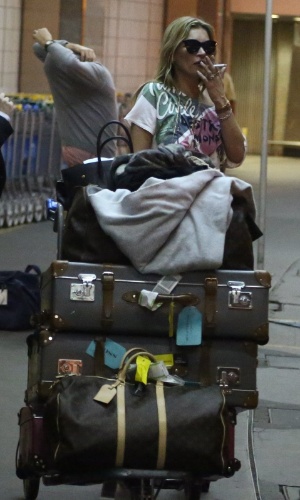 2.abr.2014 - Kate Moss desembarca no Aeroporto Internacional Tom Jobim, no Rio Janeiro. Ela está no Brasil para o baile de gala da amfAR, que acontece no dia 4