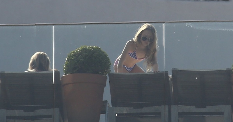 2.abr.2014 - Lila Grace, filha da top Kate Moss, aparece na sacada do hotel Fasano, no Rio de Janeiro.