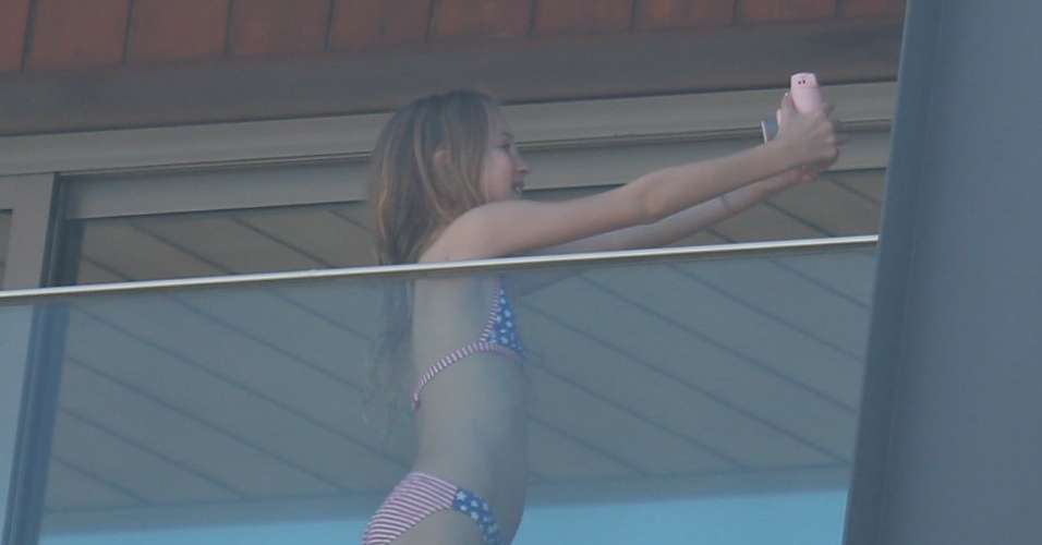 2.abr.2014 - Lila Grace, filha da top Kate Moss, tira "selfie" na sacada do hotel Fasano, no Rio de Janeiro.