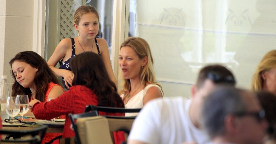 2.abr.2014 - No Rio para o baile de gala da amfAR, Kate Moss almoçou com a filha, Lila, no Copacabana Palace, na zona sul da cidade