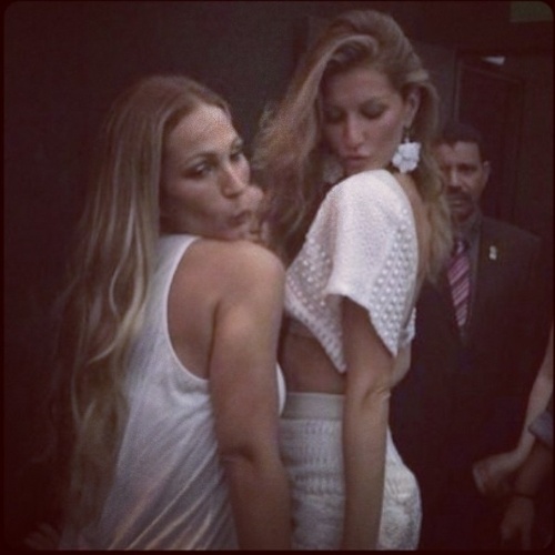 2.abr.2014- Valesca Popozuda e Gisele Bundchen se encontram no camarim da grife Colcci que desfilou nesta quarta no São Paulo Fashion Week