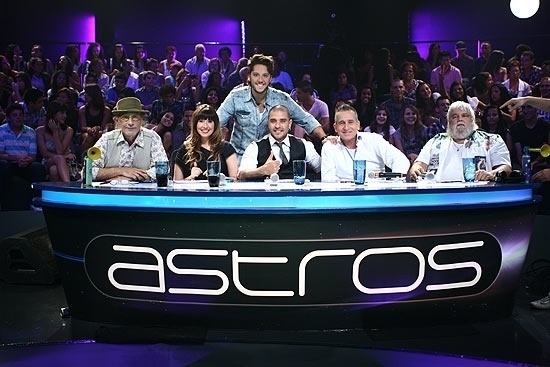 Com apresentação de André Vasco, o reality show "Astros" estreou em 2008 no SBT, mas em 2009 foi retirado da grade do SBT e substituído pela atração "Qual é seu Talento"