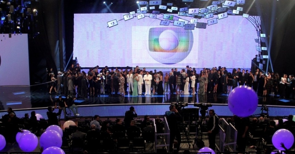 2.abr.2014 - Elenco da Globo na gravação do "vem_aí"