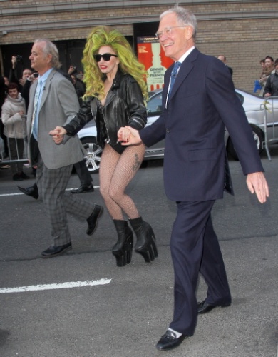 2.abr.2014 - De calcinha, sutiã e jaqueta, Lady Gaga anda por rua de Nova York de mãos dadas com o ator Bill Murray e o apresentador David Letterman. A cantora apareceu com os dois após gravar uma participação no 