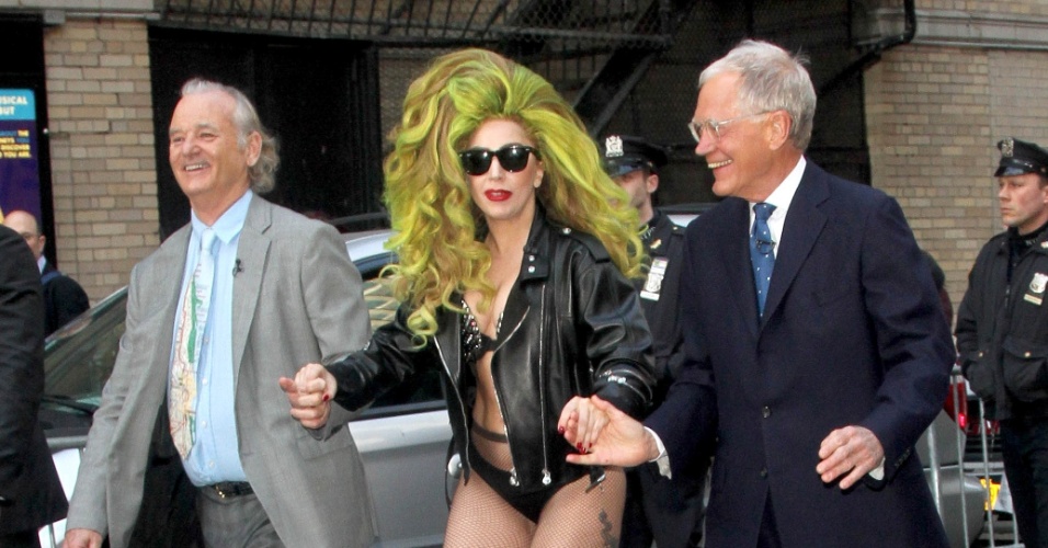 2.abr.2014 - De calcinha, sutiã e jaqueta, Lady Gaga anda por rua de Nova York de mãos dadas com o ator Bill Murray e o apresentador David Letterman. A cantora apareceu com os dois após gravar uma participação no "Late Show", programa apresentado por Letterman