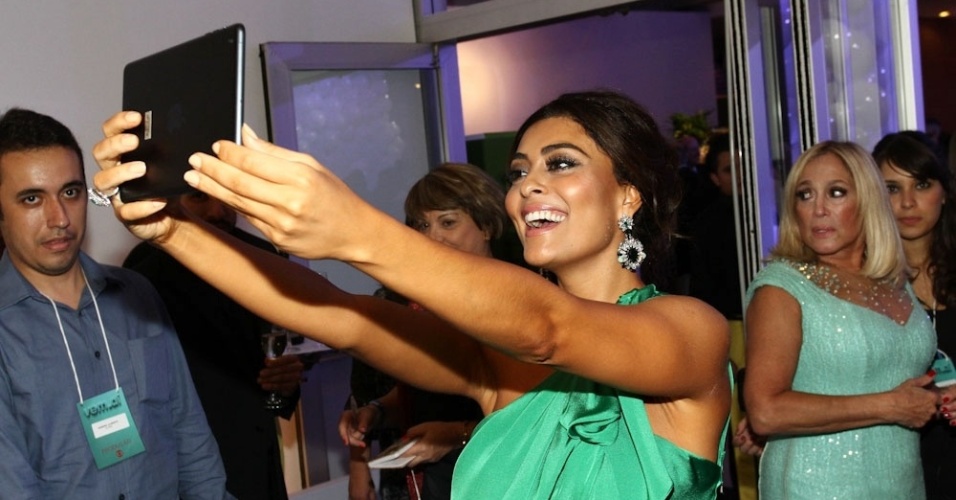 2.abr.2014 - Juliana Paes tira selfie com tablet durante a gravação do "vem_aí", da Globo, em São Paulo