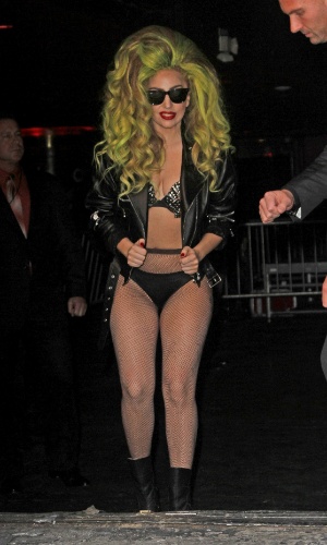 2.abr.2014 - Lady Gaga anda em Nova York usando apenas calcinha sutiã e jaqueta, depois de ter gravado uma participação no talk show 