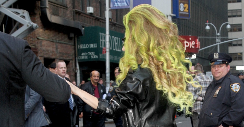 2.abr.2014 - Lady Gaga anda em Nova York usando apenas calcinha sutiã e jaqueta, depois de ter gravado uma participação no talk show "Late Show", do apresentador David Letterman