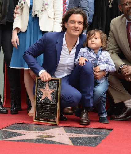 2.abr.2014 - Orlando Bloom recebe estrela na Calçada da Fama de Hollywood acompanhado do filho Flynn, de três anos. O menino é fruto do relacionamento de Bloom com a modelo Miranda Kerr, de quem se separou em 2013