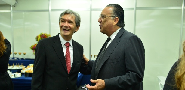 2.abr.2014 - Serginho Groisman e Galvão Bueno conversam nos bastidores do "Vem_aí"