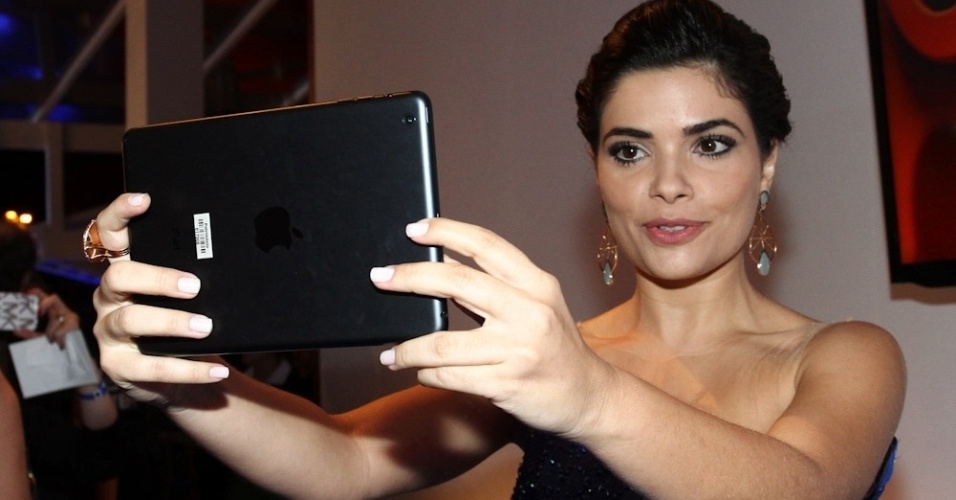 2.abr.2014 - Vanessa Giácomo tira selfie com tablet durante a gravação do "vem_aí", da Globo, em São Paulo
