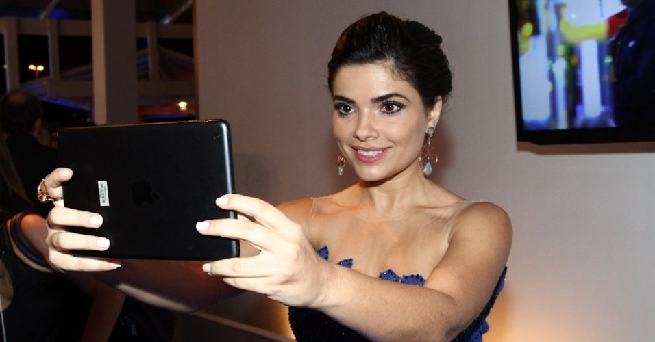 2.abr.2014 - Vanessa Giácomo tira selfie com tablet durante a gravação do "vem_aí", da Globo, em São Paulo